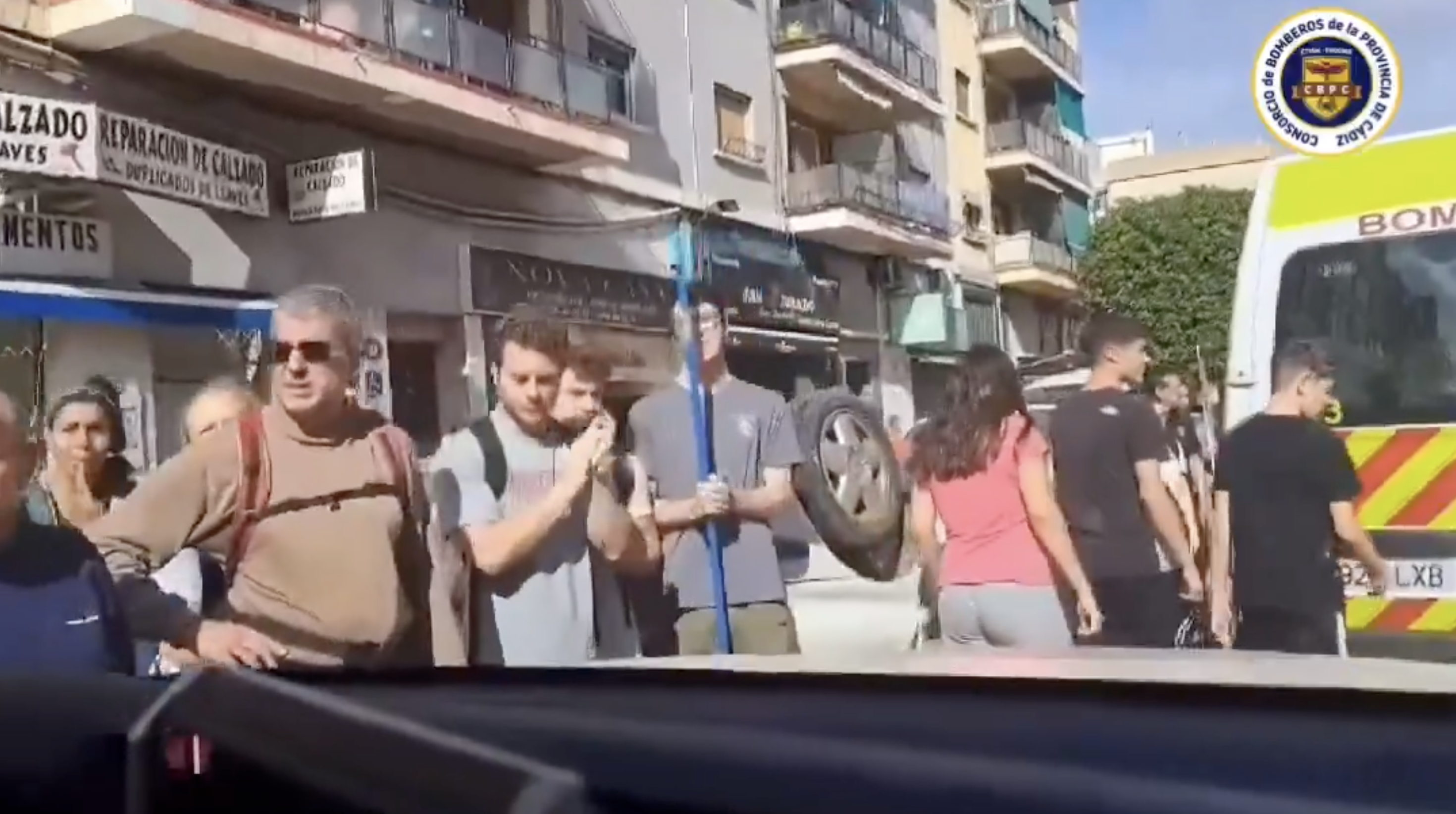 Recibimiento a los bomberos del Consorcio Provincial de Cádiz este viernes en Valencia.