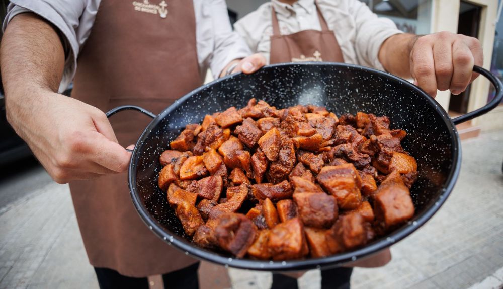 Perol con los chicharrones recién sacados de la cocina de Diego Monje.