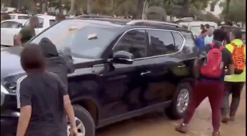 El coche de la comitiva en la que iba Sánchez, durante los altercados en Paiporta. El coche de la comitiva en la que iba Sánchez, durante los altercados en Paiporta.
