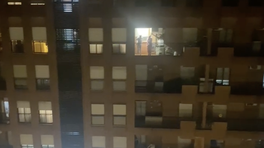 Vecinos de Valencia, durante la cacerolada de este domingo.