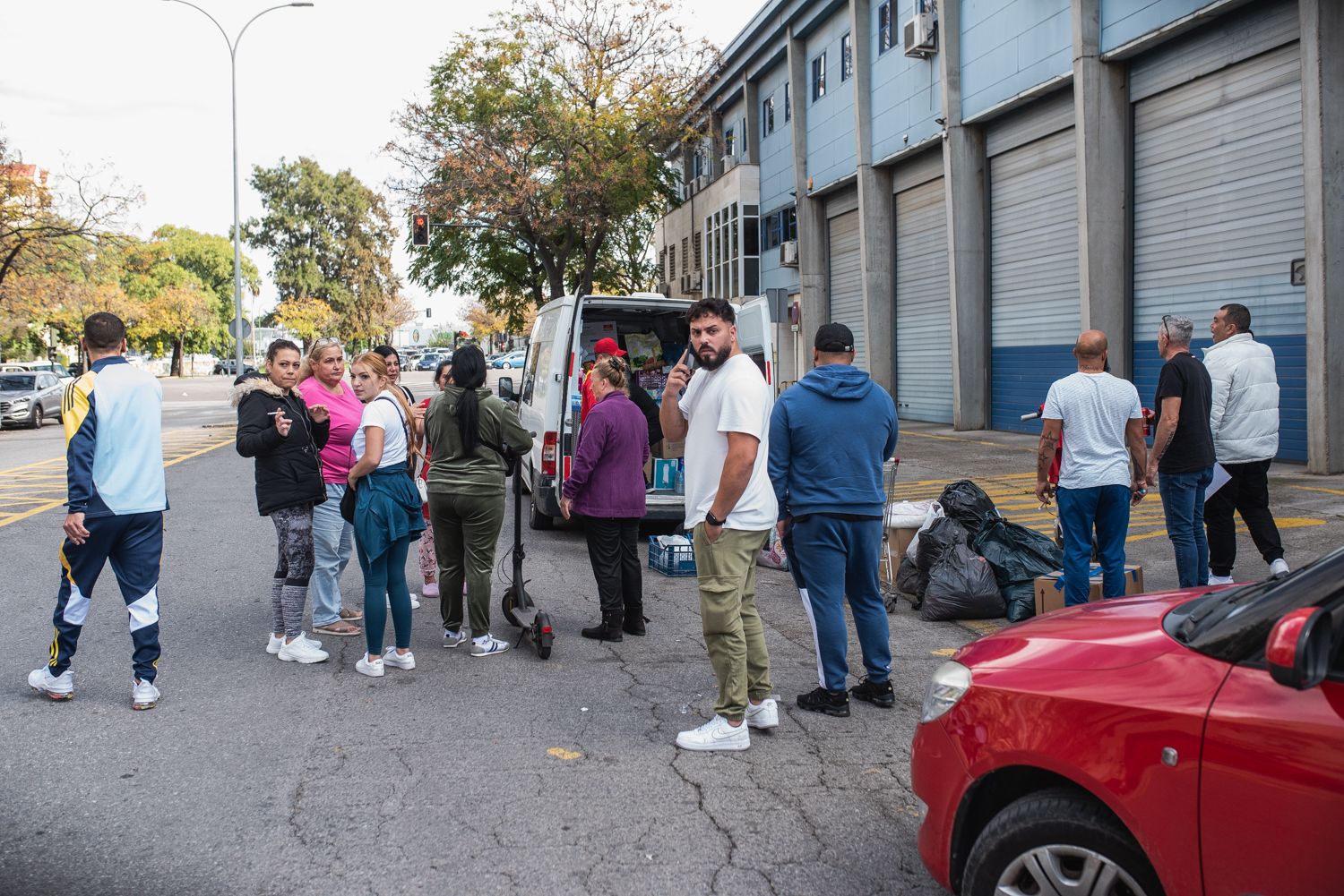 Vecinos de las Tres Mil llenando una furgoneta con donaciones camino de Valencia. Vecinos de las Tres Mil llenando una furgoneta con donaciones camino de Valencia.