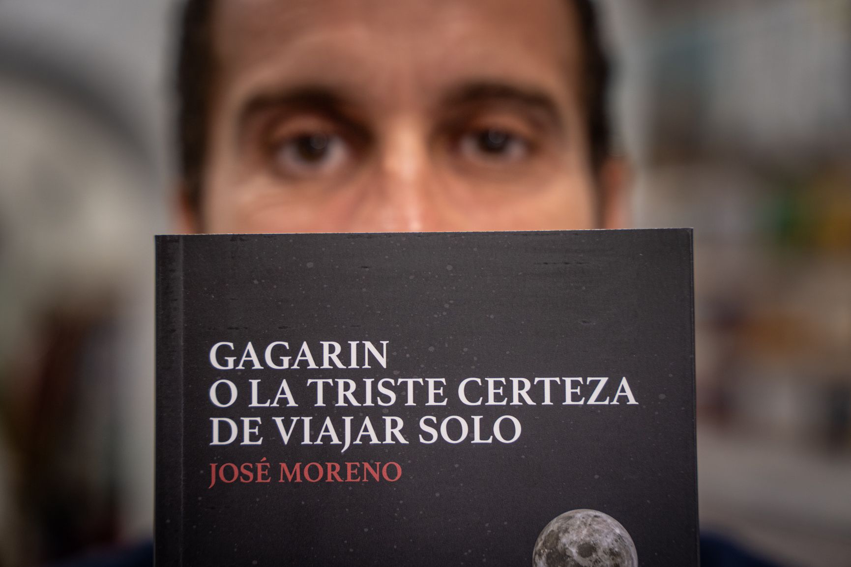 El autor Jose Moreno, tras su libro 'Gagarin o la triste certeza de viajar solo'.
