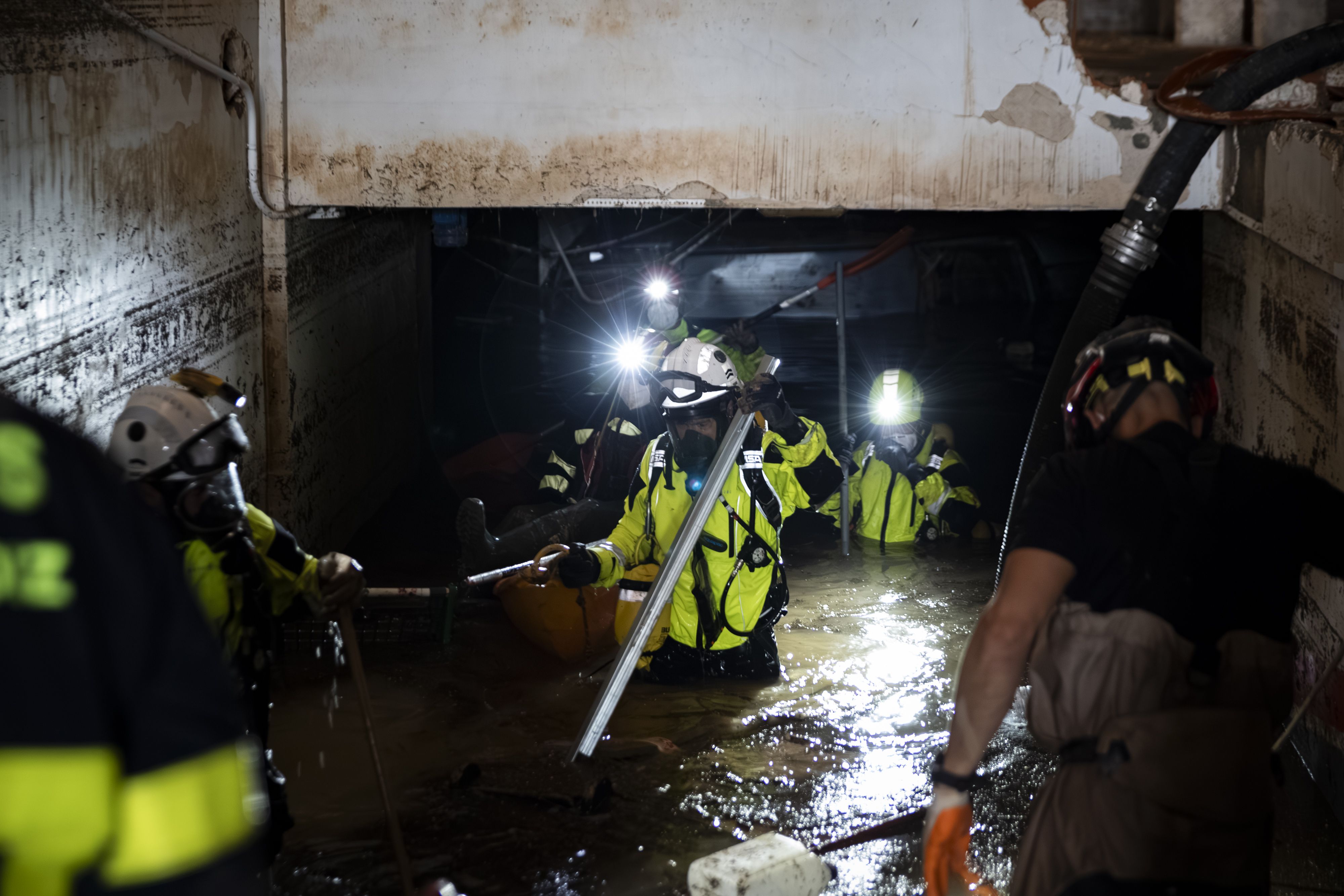 Bomberos ayudando en las tareas de reparación en la Comunidad Valenciana. Bomberos ayudando en las tareas de reparación en la Comunidad Valenciana.