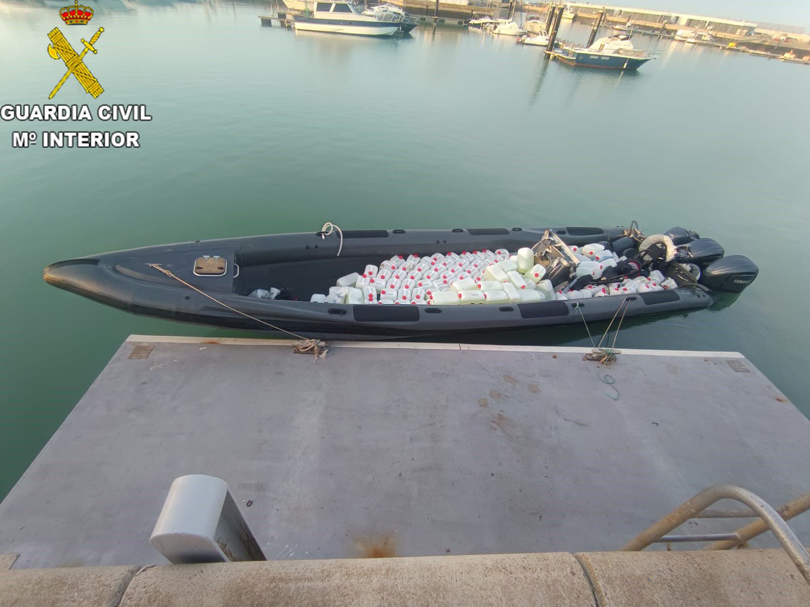 La embarcación que ha sido intervenida esta madrugada por la Guardia Civil en la desembocadura del Guadalquivir, en Sanlúcar de Barrameda. La embarcación que ha sido intervenida esta madrugada por la Guardia Civil en la desembocadura del Guadalquivir, en Sanlúcar de Barrameda.