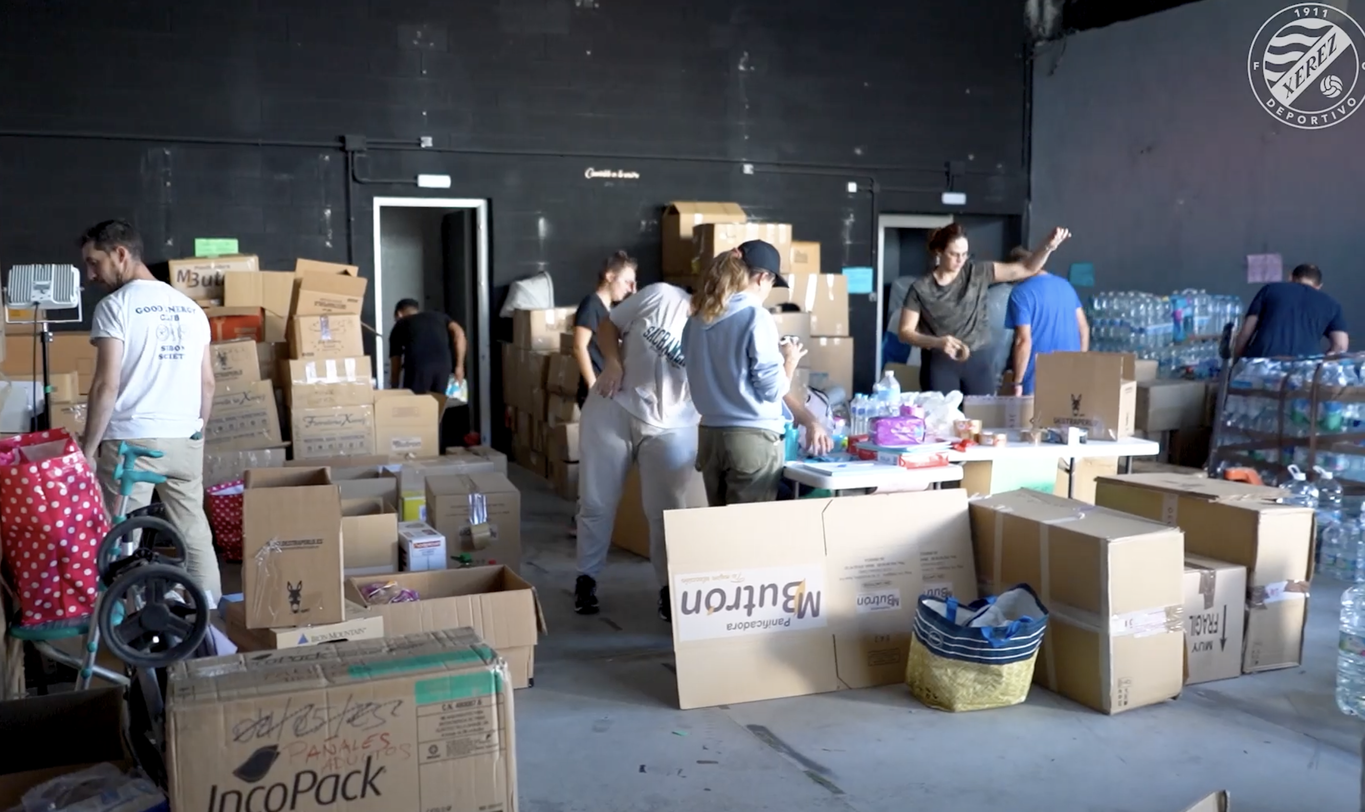 Voluntarios con las donaciones de productos de socios, simpatizantes y vecinos impulsada por el Xerez DFC para Valencia. Voluntarios con las donaciones de productos de socios, simpatizantes y vecinos impulsada por el Xerez DFC para Valencia.