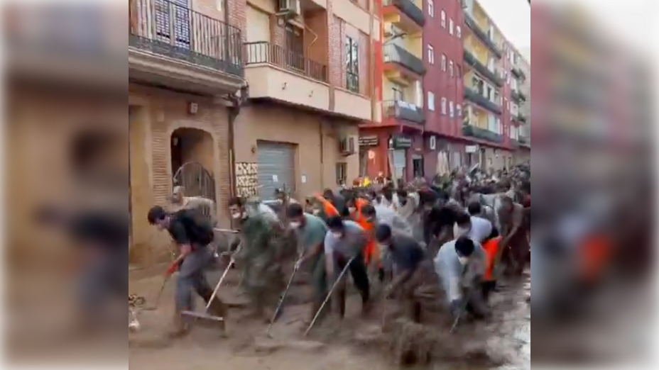 Impresionante marea humana en una calle de Massanassa. Impresionante marea humana en una calle de Massanassa.
