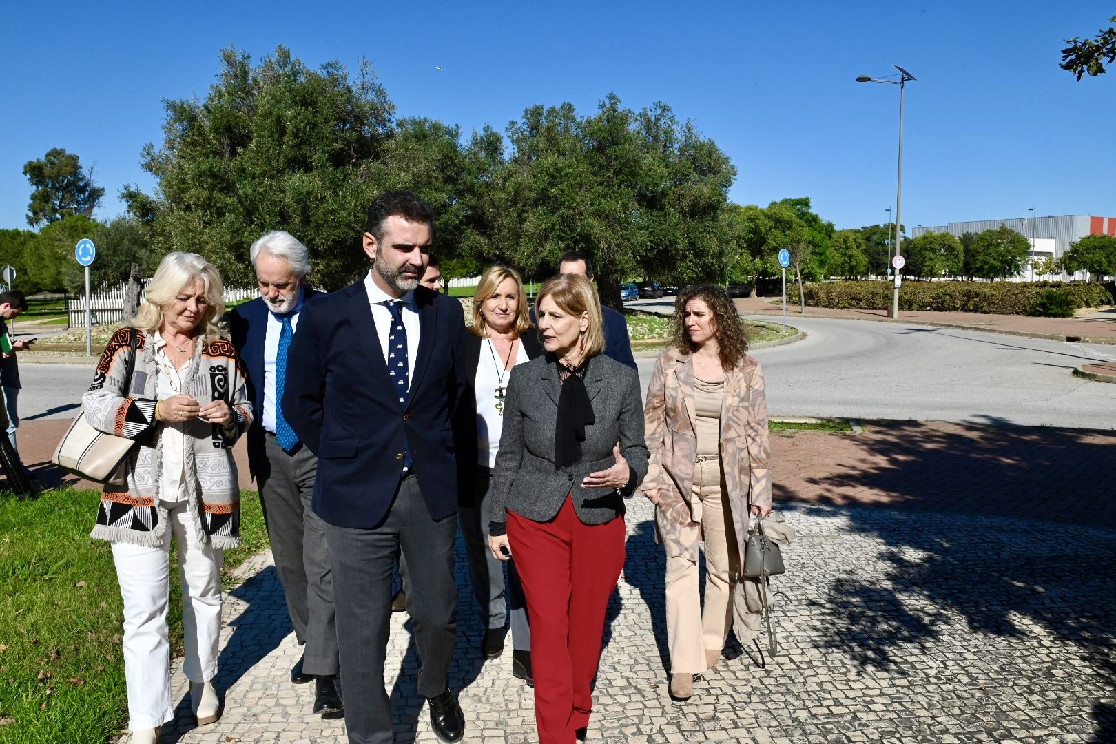 La alcaldesa de Jerez, María José García-Pelayo ha recibido al consejero de Agricultura, Ramón Fernández-Pacheco, quien ha participado en el comité directivo de asaja Cádiz.