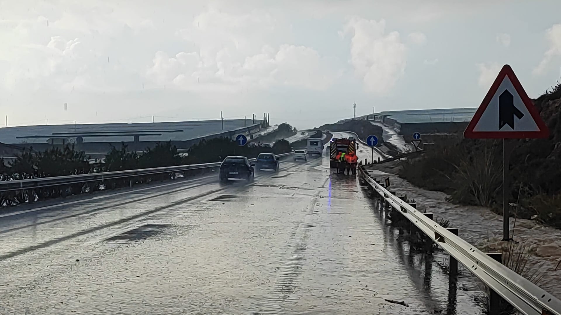 La A7 en Almería, con un cauce de agua junto a la carretera y zonas anegadas. La A7 en Almería, con un cauce de agua junto a la carretera y zonas anegadas.