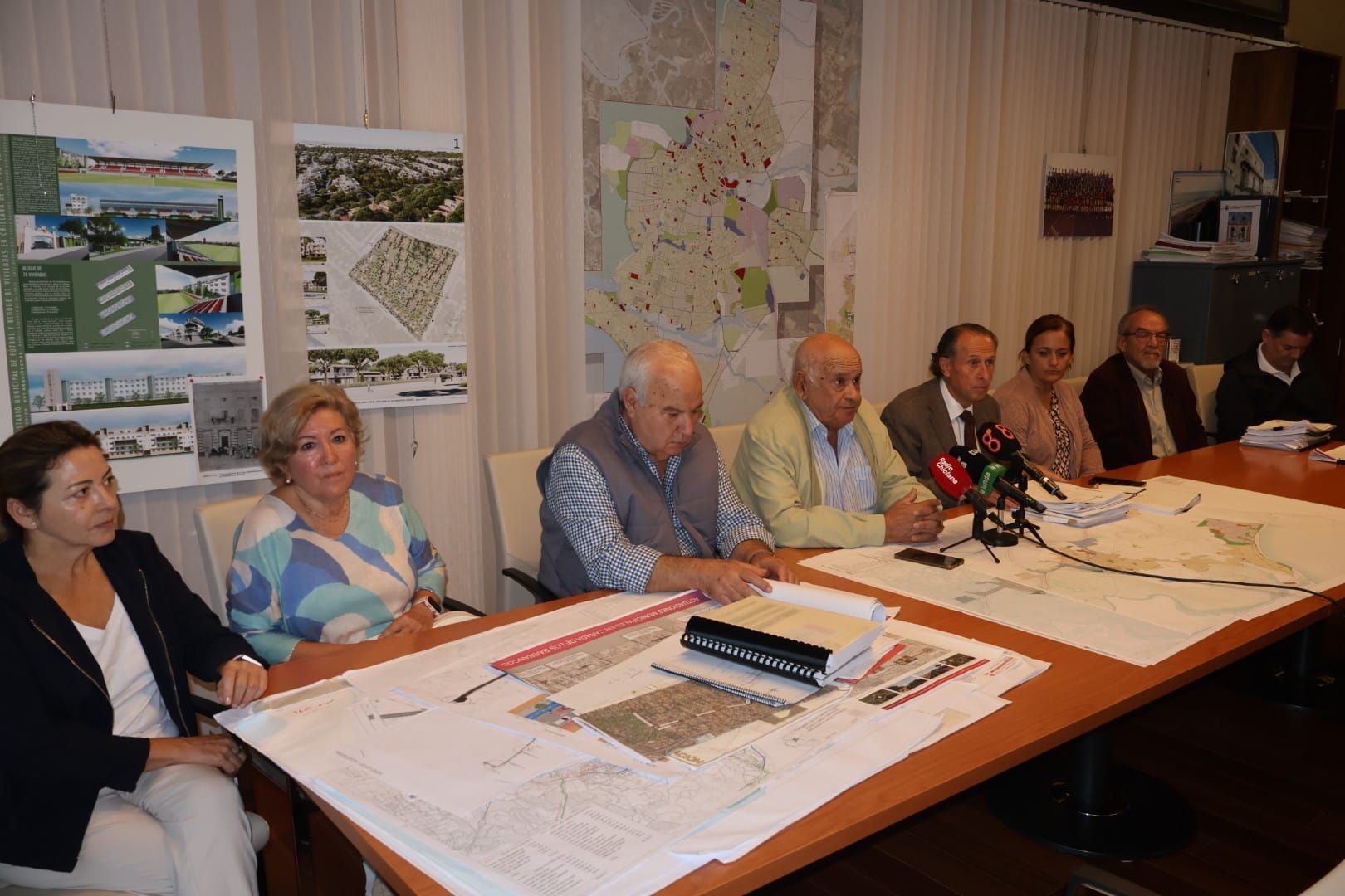 Vecinos de Las Albinas en la reunión con el alcalde de Chiclana. Vecinos de Las Albinas en la reunión con el alcalde de Chiclana.