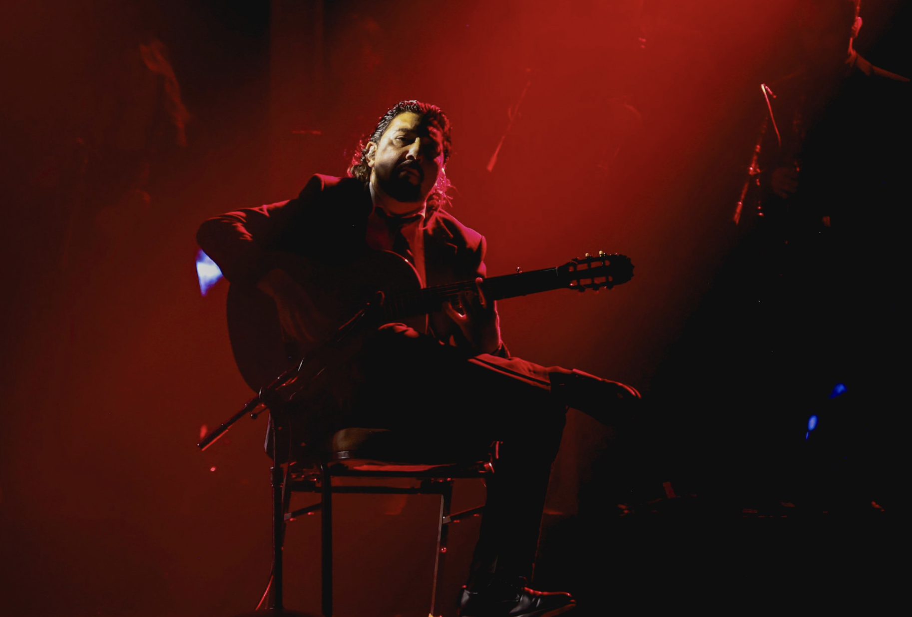 Antonio Rey, tocando la guitarra, en la gala de los Grammy Latinos. Antonio Rey, tocando la guitarra, en la gala de los Grammy Latinos.