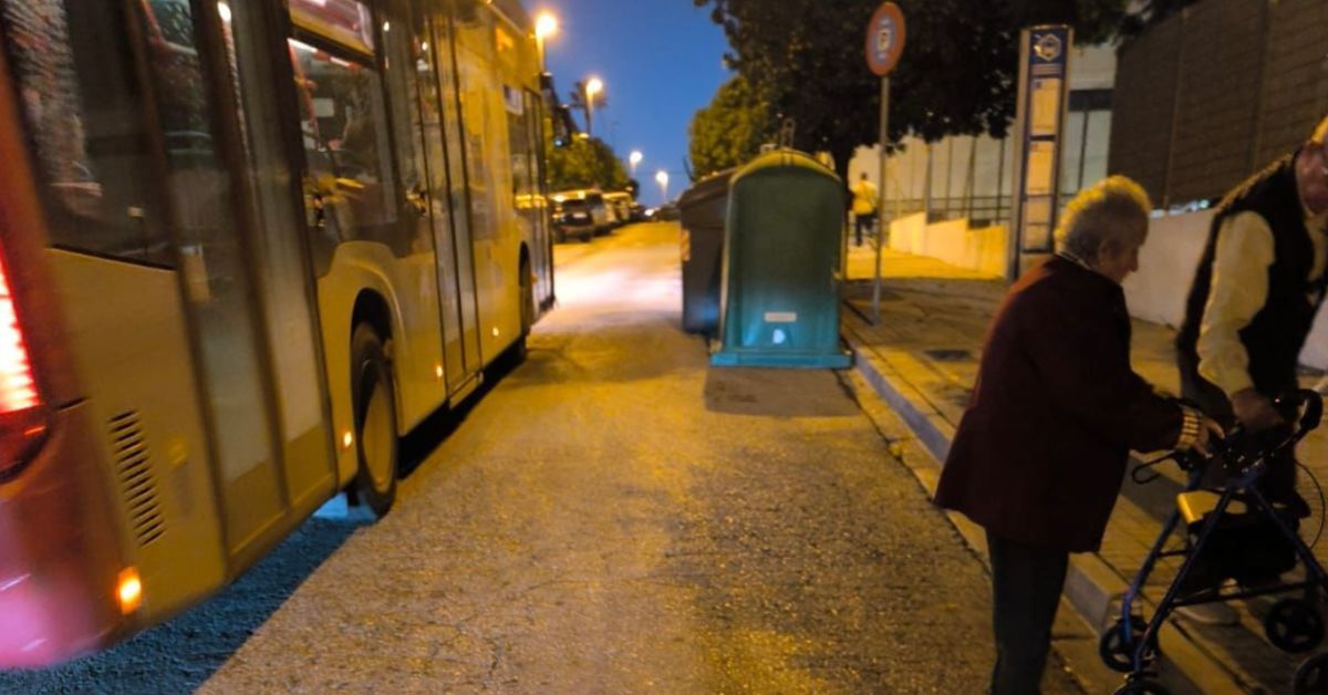 El matrimonio mayor, tras bajarse del autobús urbano en Jerez. El matrimonio mayor, tras bajarse del autobús urbano en Jerez.