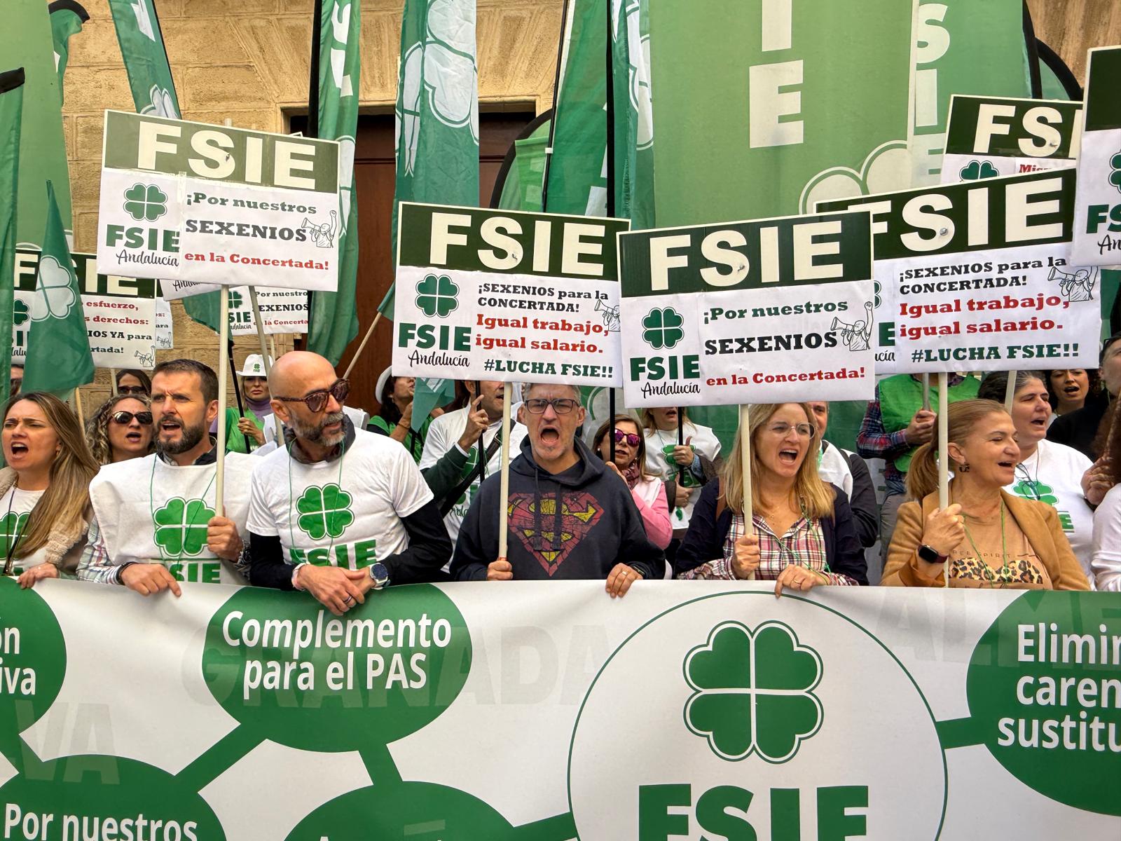 Masiva concentración de los docentes de la concertada, convocados por FSIE Andalucía.