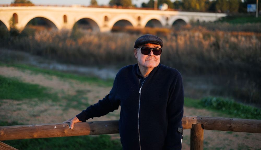 Juan Cano, de 80 años, con el puente de Cartuja de fondo.