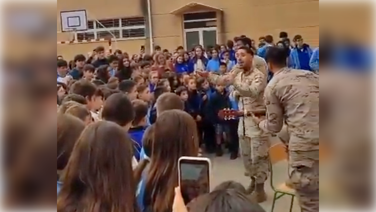 El emotivo momento que ha dejado un grupo de militares en Massanassa, uno de los pueblos de Valencia más afectados opr la DANA. El emotivo momento que ha dejado un grupo de militares en Massanassa, uno de los pueblos de Valencia más afectados opr la DANA.