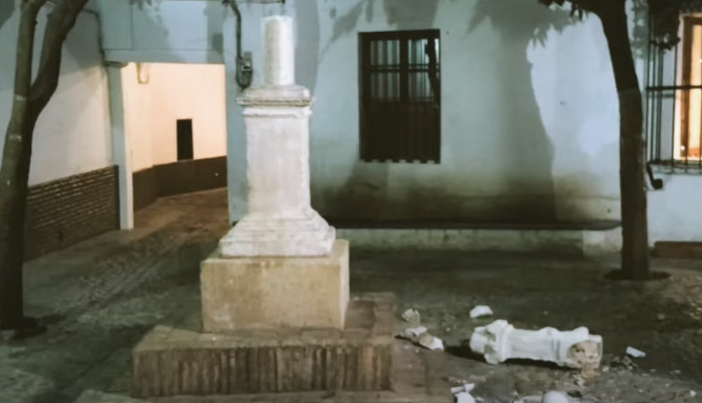 Así quedó la cruz tras el acto vandálico. 