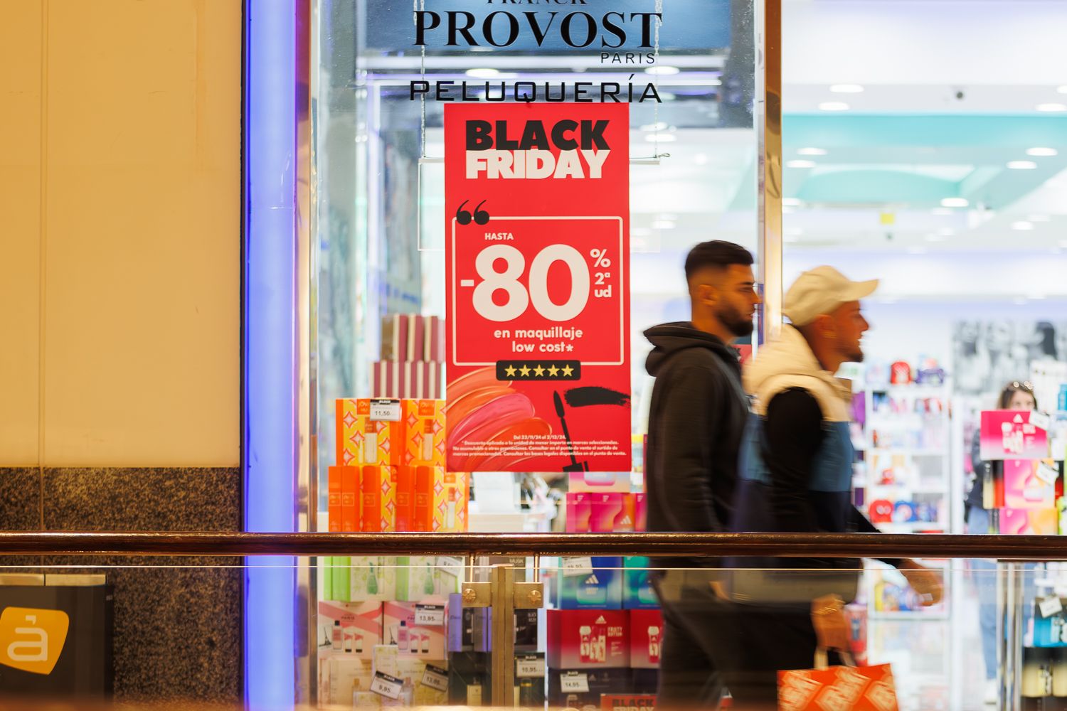 Escaparates con ofertas de Black Friday en Área Sur.