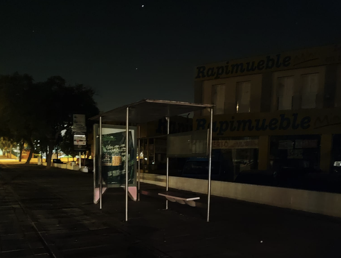 A oscuras en esta zona de La Granja donde está situada una parada de autobús. A oscuras en esta zona de La Granja donde está situada una parada de autobús.