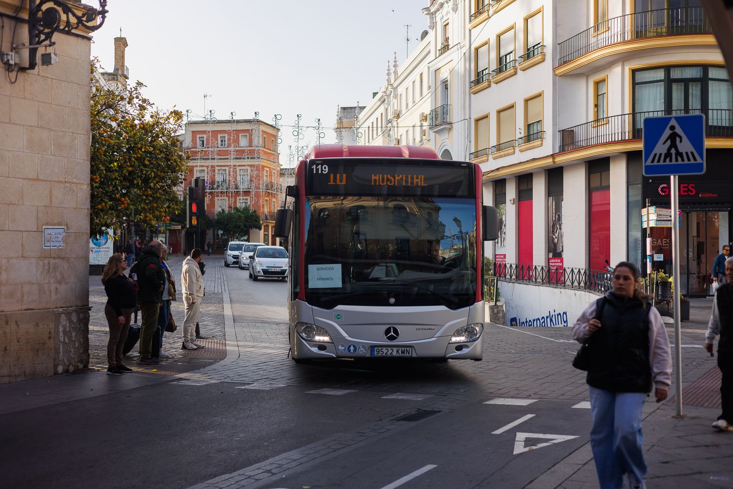 Un autobús urbano de Jerez, por un paso de peatones. Un autobús urbano de Jerez, por un paso de peatones.