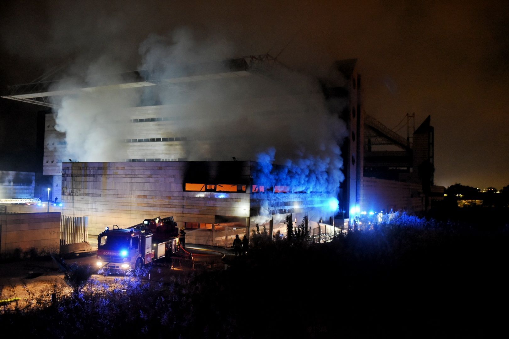 El incendio del auditorio Rocío Jurado en Sevilla. El incendio del auditorio Rocío Jurado en Sevilla.