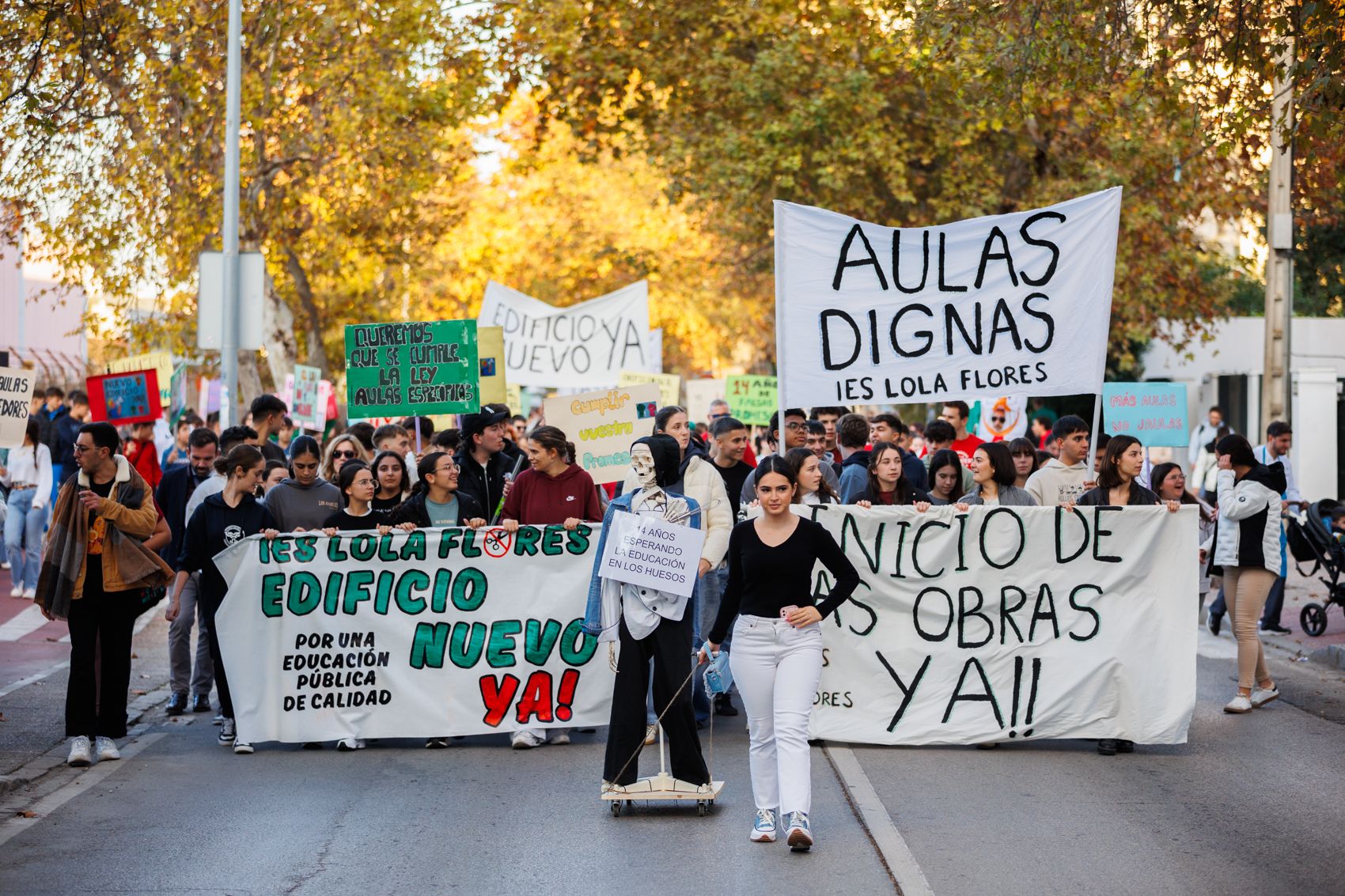 La manifestación del IES Lola Flores por las calles de Jerez.