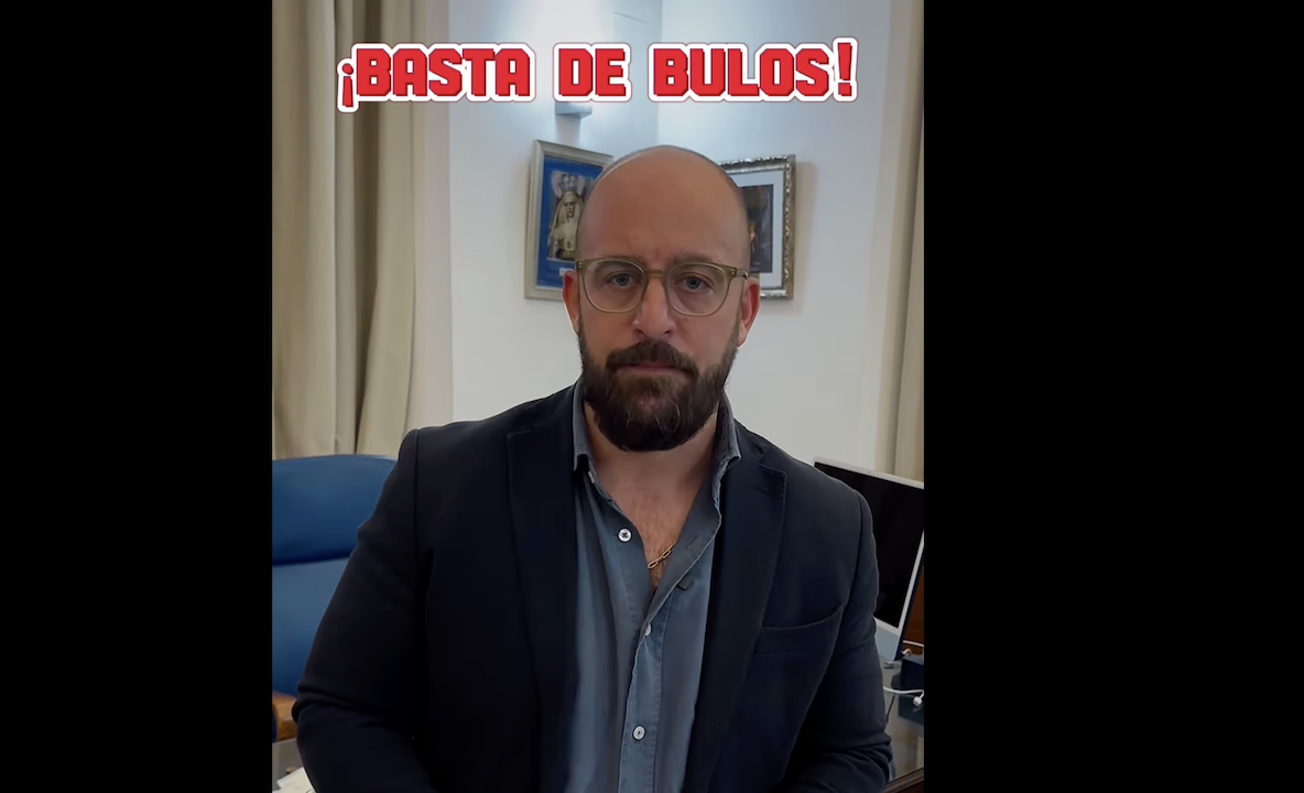 Germán Beardo, dando explicaciones en un vídeo sobre su viaje a Argentina.