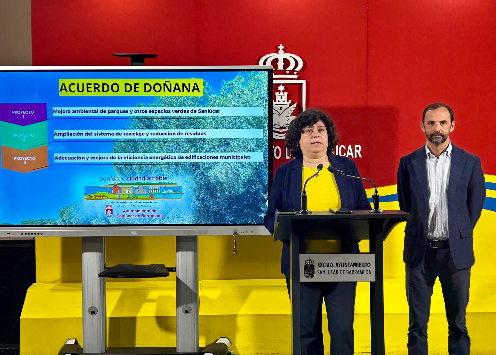 La alcaldesa de Sanlúcar y el teniente de alcaldesa, en el anuncio de la recepción de los fondos por el acuerdo de Doñana.