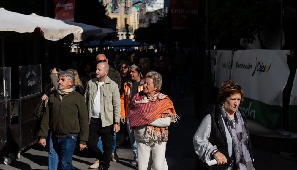 Personas caminando por el centro de Jerez.
