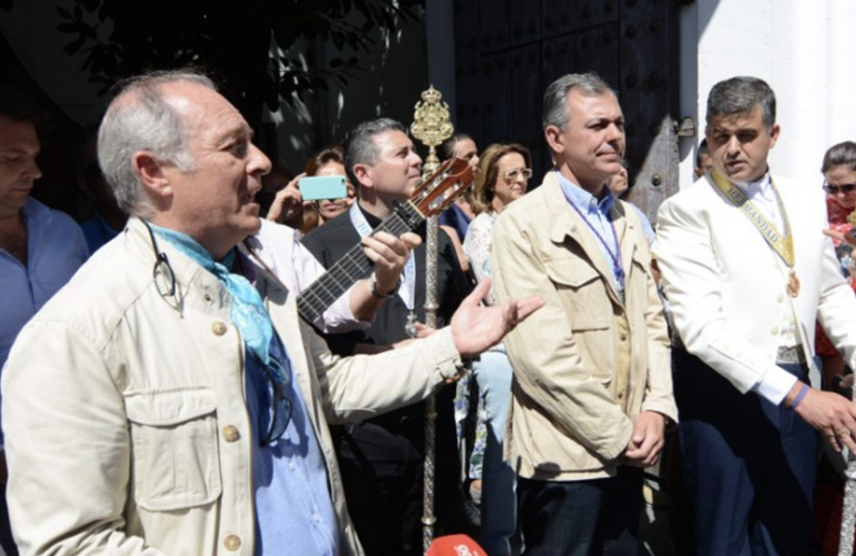 José Manuel Soto, en una imagen de archivo, cantándole al Simpecado de la Hermandad del Rocío de Tomares.