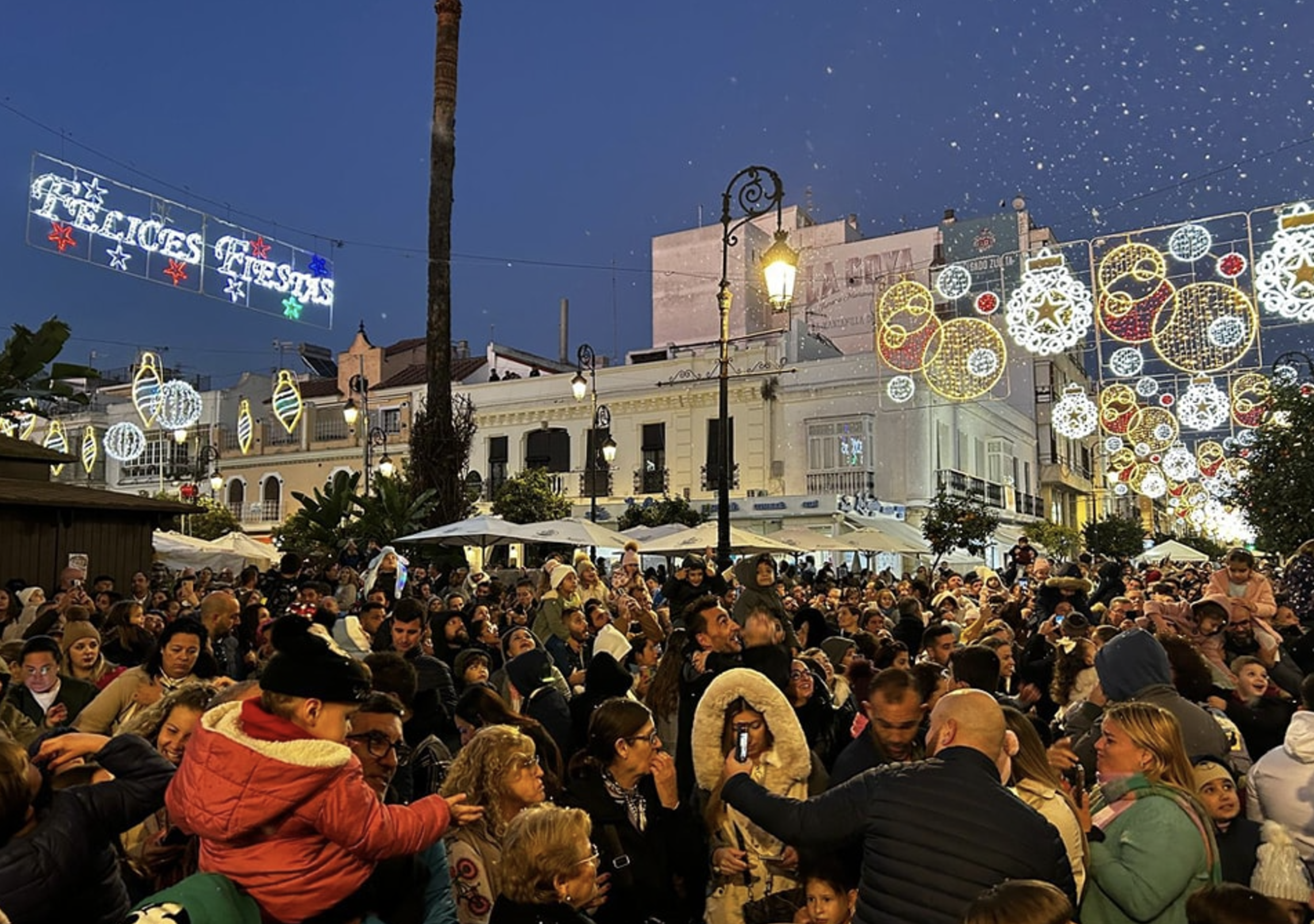 Alumbrado de Navidad de 2024, durante su inauguración en Sanlúcar.