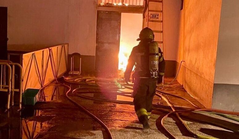Un bombero del Consorcio de Cádiz, en un reciente incendio. Un bombero del Consorcio de Cádiz, en un reciente incendio.