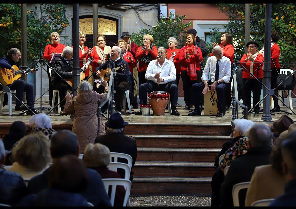 Coro de mayores en la Alameda del Banco. Coro de mayores en la Alameda del Banco.