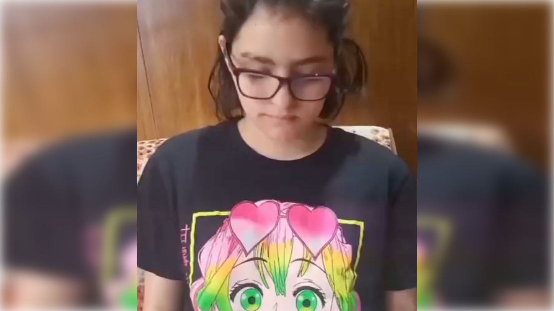 Leila, leyendo una carta desgarradora en la que denuncia el bullying sufrida por ella y por su hermana.