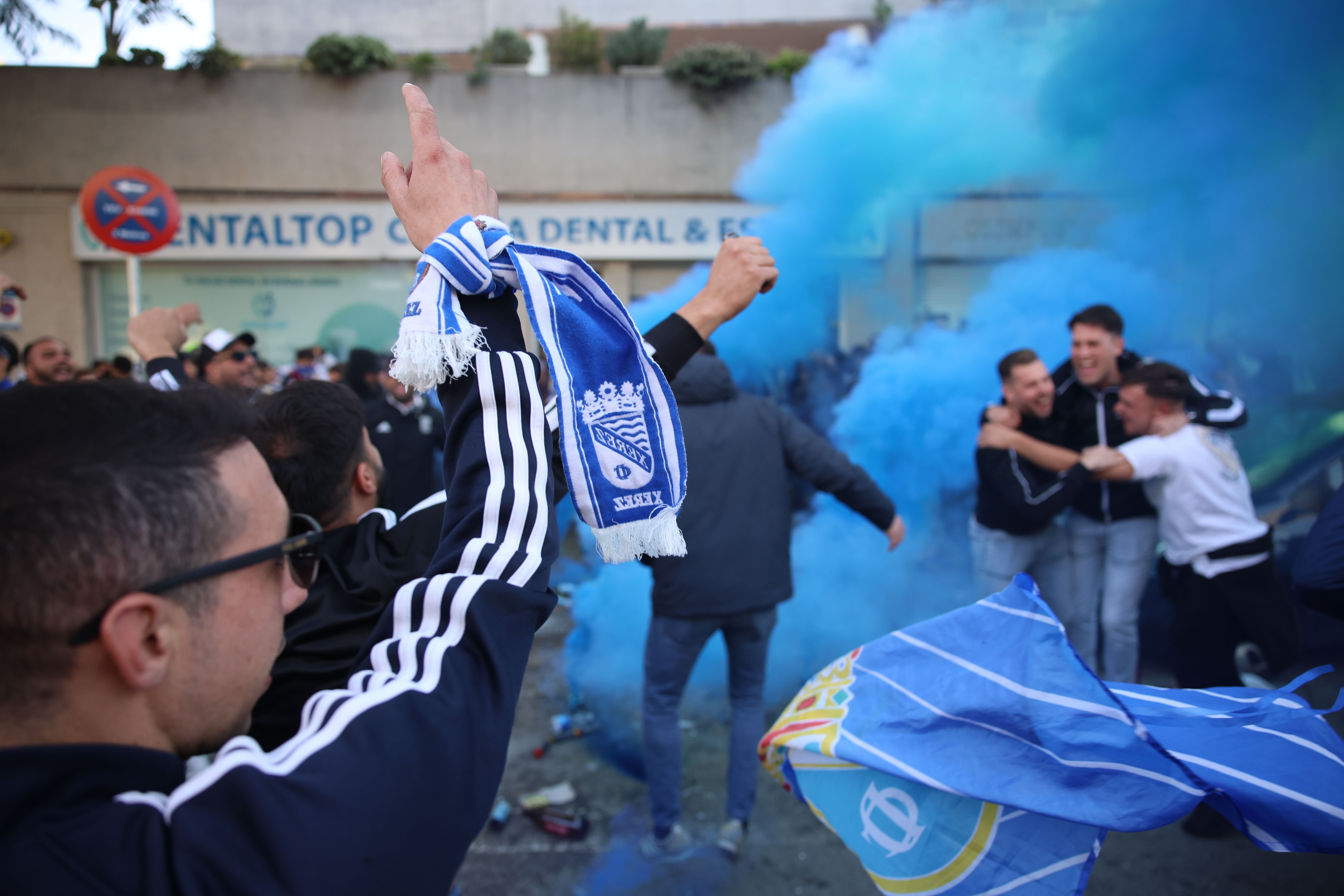 La previa del partido entre el Xerez CD y el Xerez Deportivo FC, en los aledaños de Chapín. La previa del partido entre el Xerez CD y el Xerez Deportivo FC, en los aledaños de Chapín.