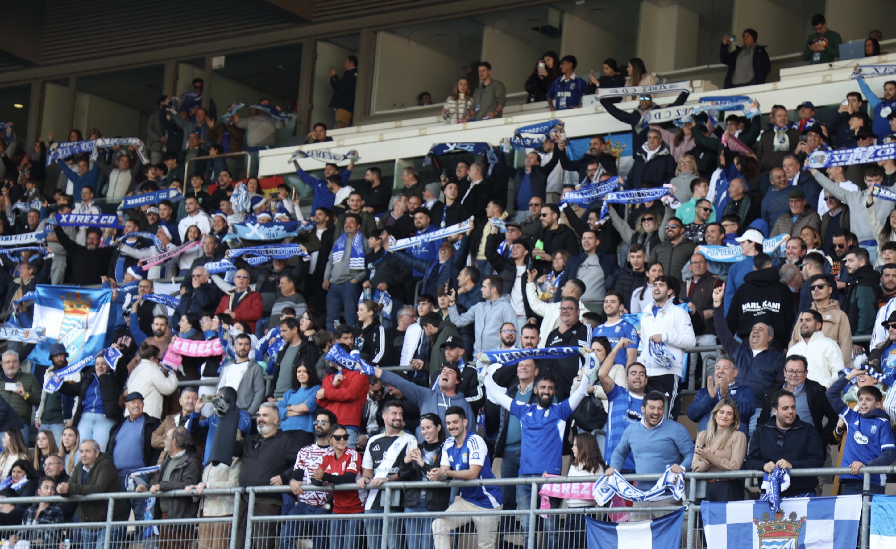 Imágenes de aficionados en Chapín en el derbi de este pasado domingo.   FOTO: XEREZCD
