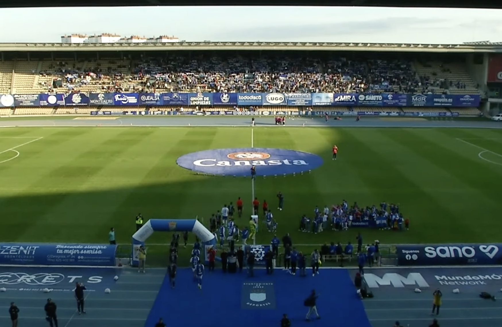 Imagen de la salida de Xerez CD y Xerez Deportivo FC al césped de Chapín. 