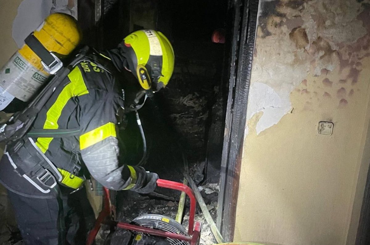Incendio en una vivienda de la calle Retornos, en El Puerto. Incendio en una vivienda de la calle Retornos, en El Puerto.