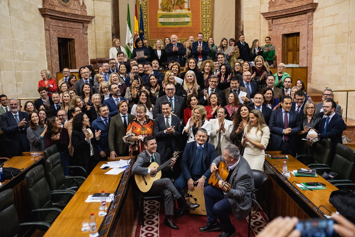 El Parlamento cierra por Navidad con su villancico.