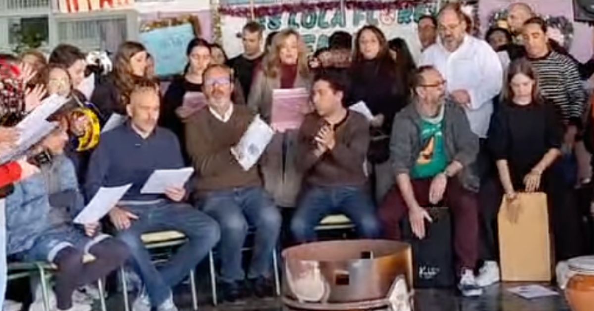 La comunidad educativa del IES Lola Flores, cantando su reivindicativo villancico. La comunidad educativa del IES Lola Flores, cantando su reivindicativo villancico.
