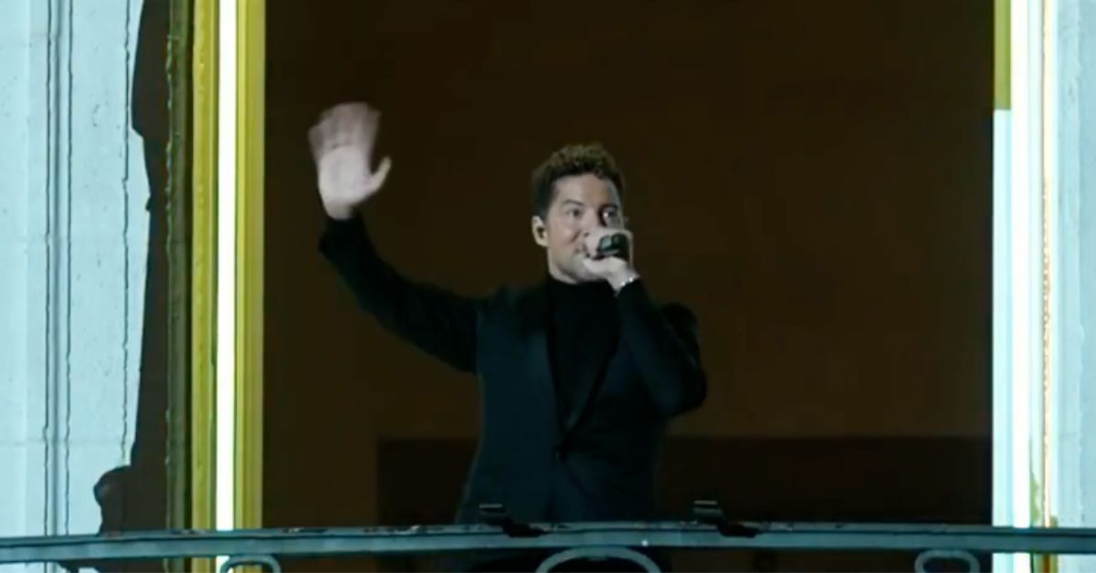 David Bisbal 'saluda' a la Navidad desde la Puerta del Sol. David Bisbal 'saluda' a la Navidad desde la Puerta del Sol.
