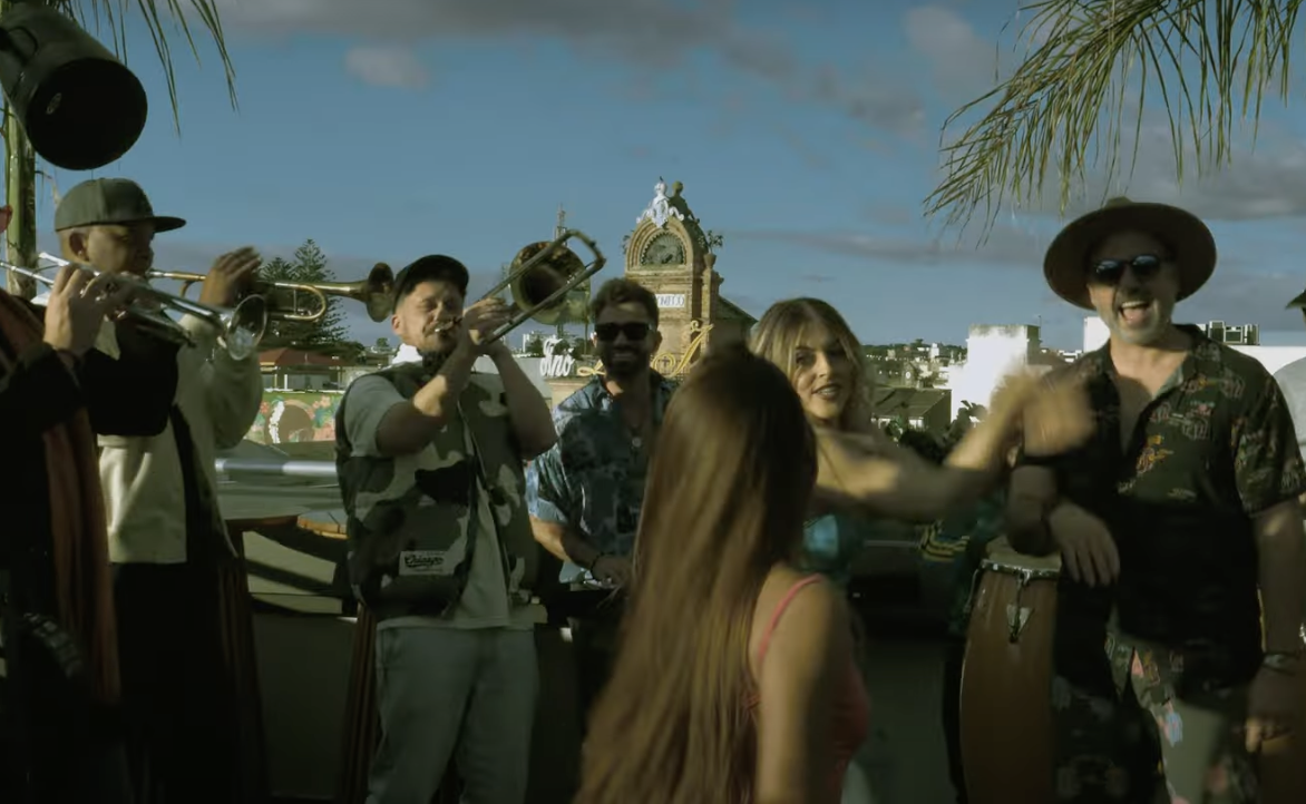 El videoclip del nuevo tema de Se dan clases de Zambomba, el grupo 'más zambombero de toda la Navidad'. El videoclip del nuevo tema de Se dan clases de Zambomba, el grupo 'más zambombero de toda la Navidad'.