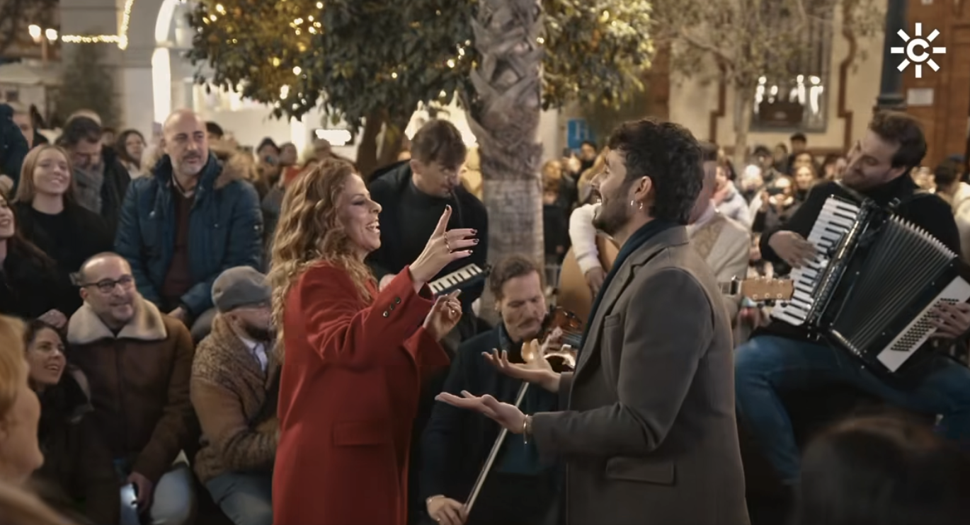 Antoñito Molina, cantando junto a Pastora Soler el villancico de la Navidad de Canal Sur. Antoñito Molina, cantando junto a Pastora Soler el villancico de la Navidad de Canal Sur.