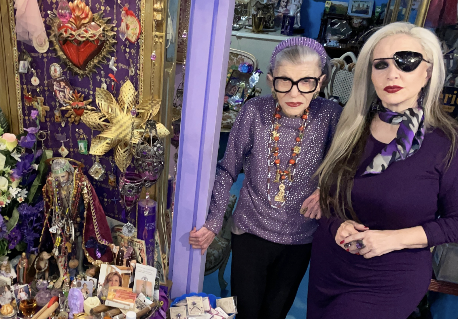 Alaska, con un parche en el ojo tras un problema sufrido, junto a su madre.