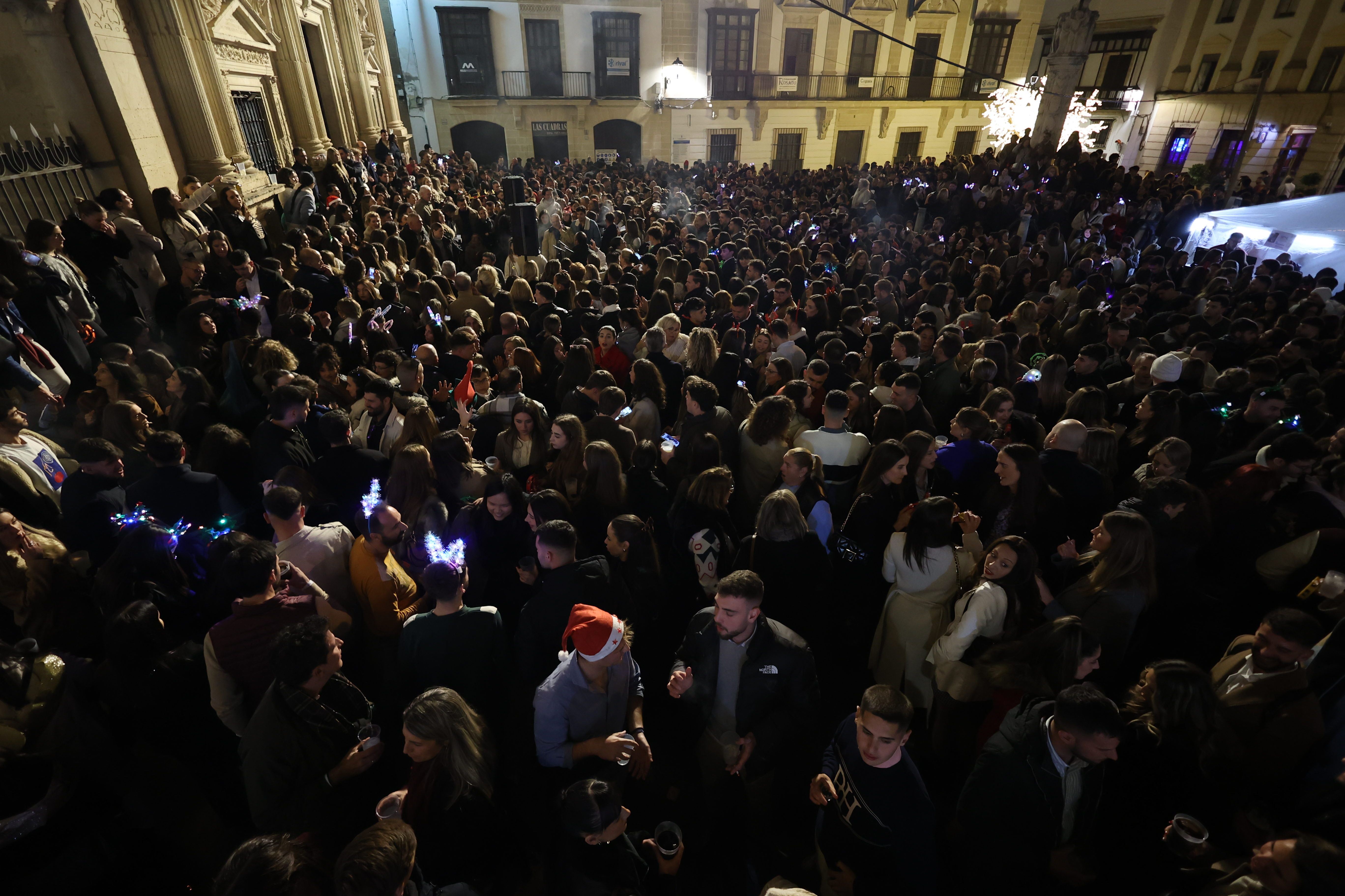 Un gran número de personas canta el villancico de Canal Sur en la plaza de la Asunción. Un gran número de personas canta el villancico de Canal Sur en la plaza de la Asunción.