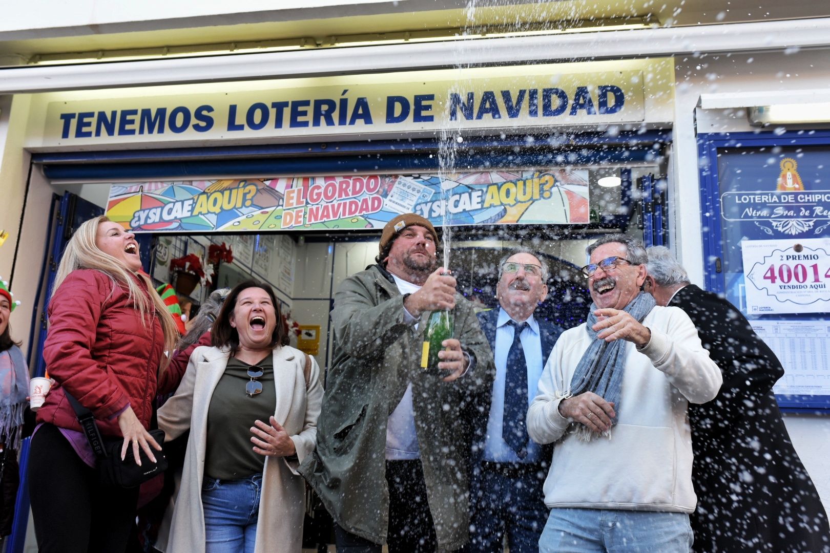 Manuel Martínez, con la botella de champán en la mano, con Juan Carlos Aparcero, dueño de la administración de Chipiona que ha repartido más de 56 millones.
