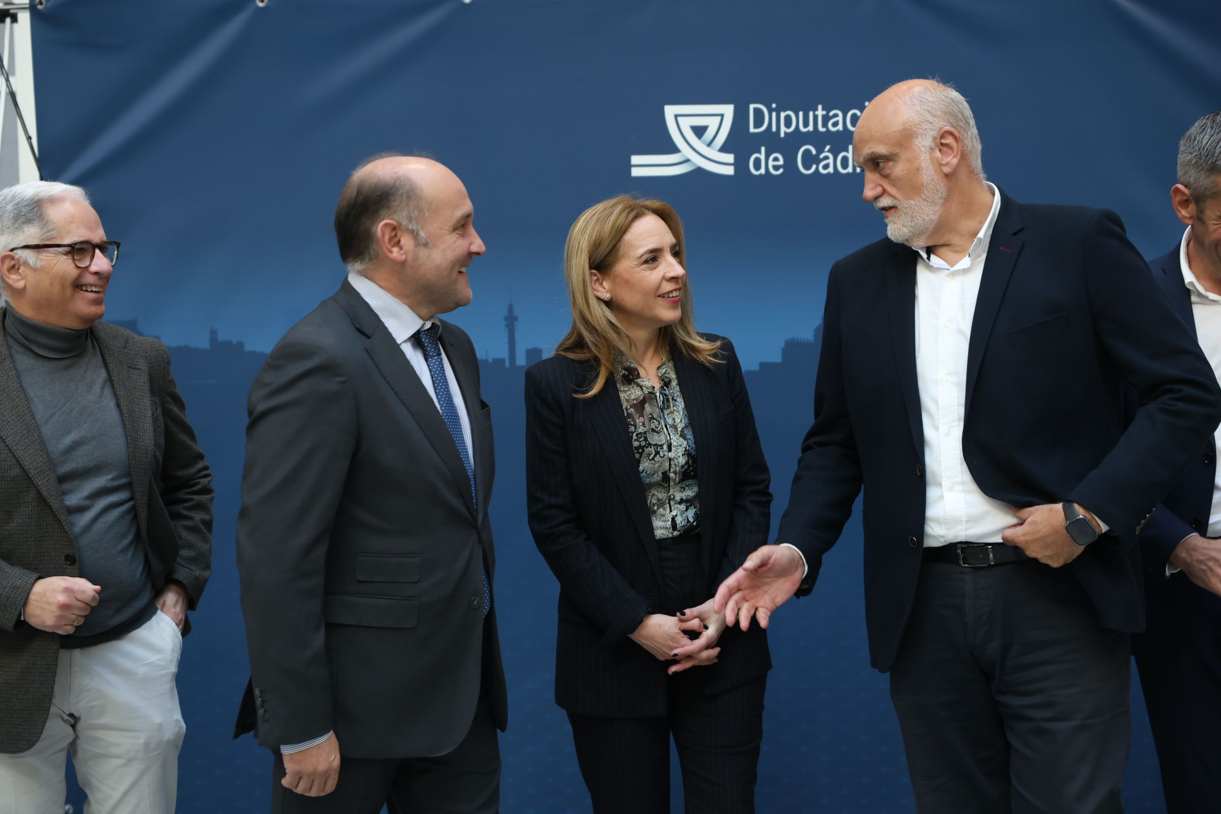 Javier Vidal, derecha, con la presidenta de la Diputación y el diputado Juan José Ortiz.
