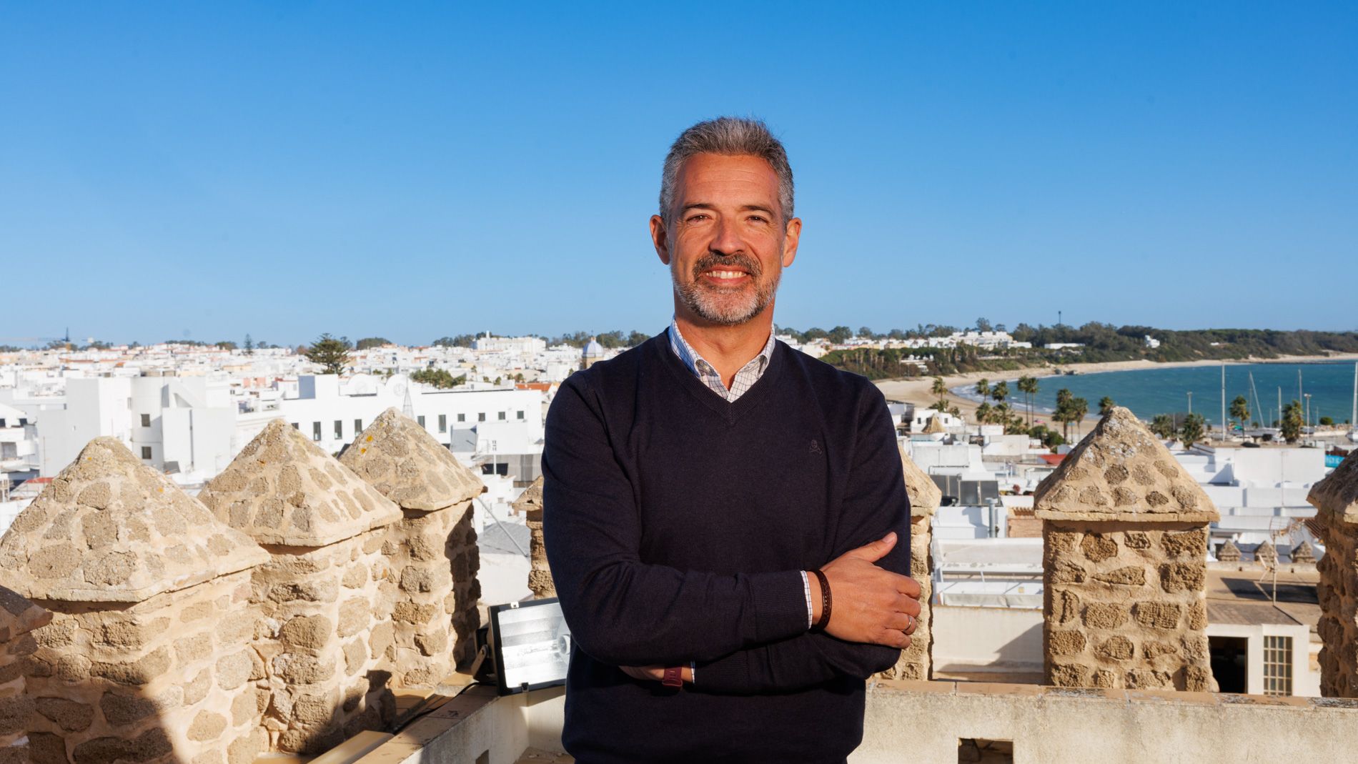 El alcalde de Rota, Javier Ruiz Arana, este viernes, en lo más alto del Castillo de Luna, con el fondo del núcleo urbano que limita con la Base Aeronaval.