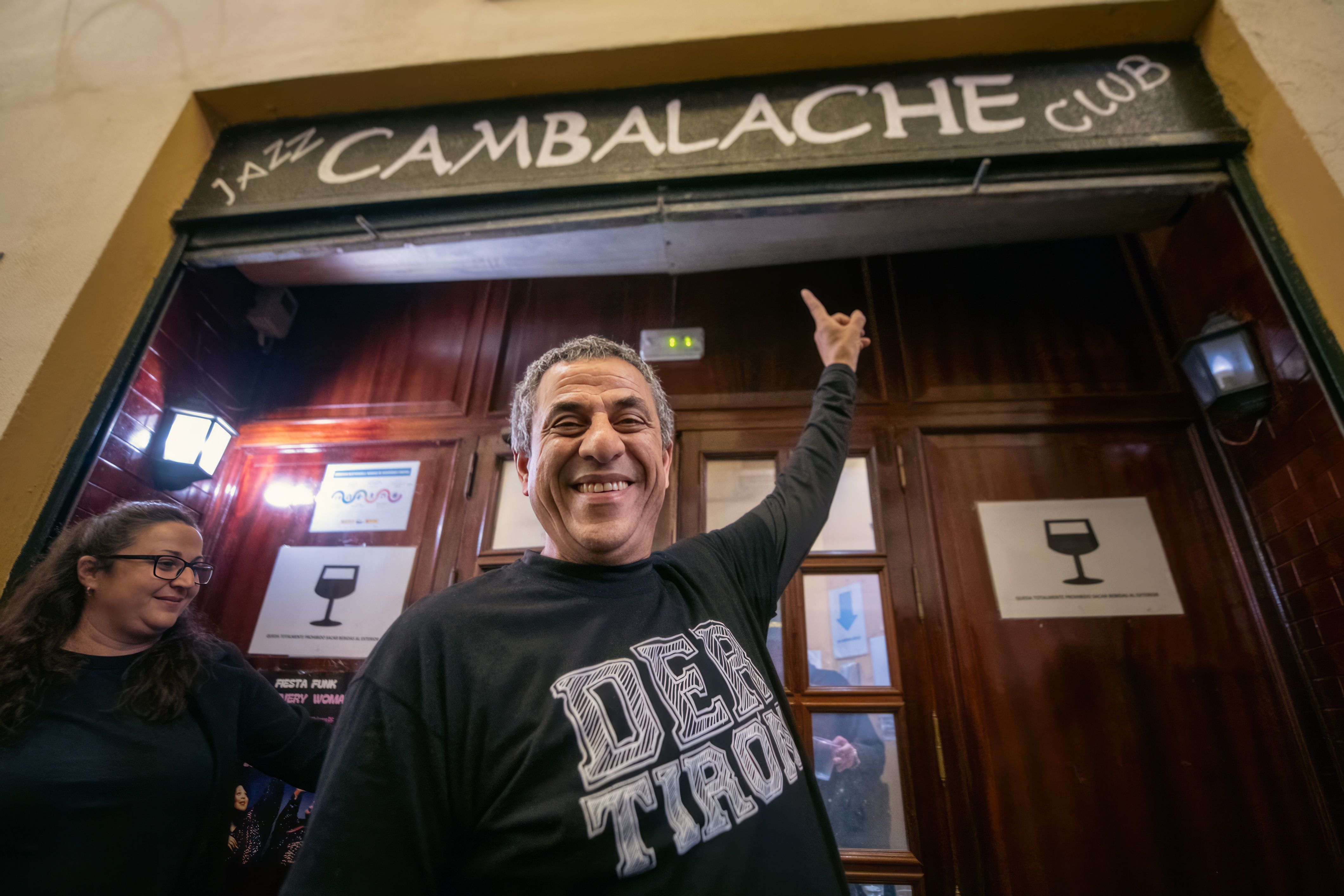 Hassan Assad, junto a su hija, este viernes en la puerta del bar Cambalache que cierra por jubilación.