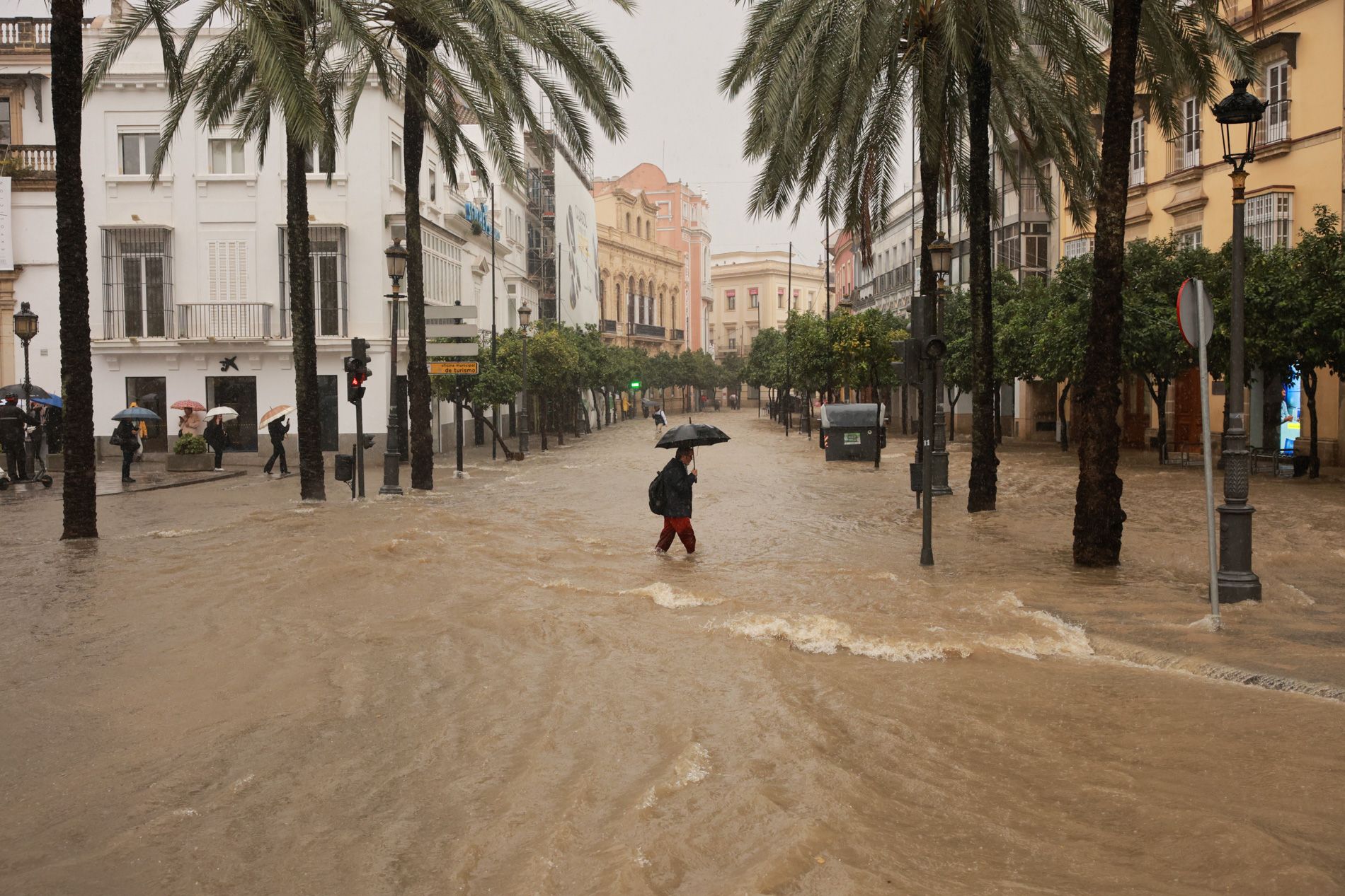 Vista de la calle Larga de Jerez completamente inundada tras las fuertes lluvias de una dana.