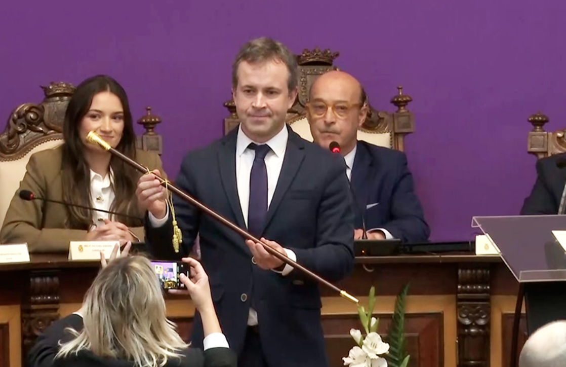 El PSOE ya gobierna la Alcaldía de Jaén tras prosperar la moción de censura. En la imagen de Canal Sur, Julio Millán sujeta el bastón de mando.