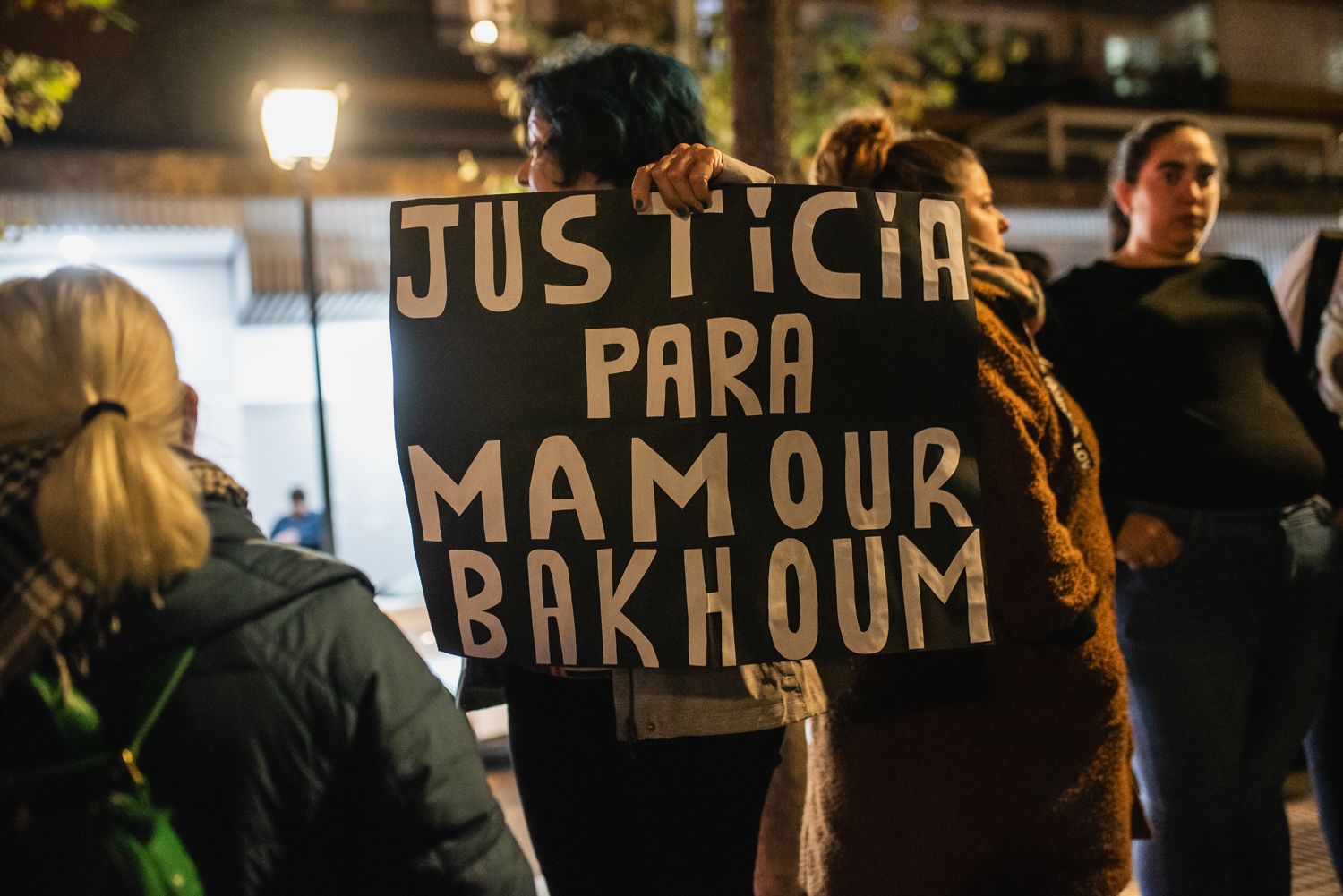 Concentración en la Plaza de la Gavidia de Sevilla, por la muerte del mantero Mamouth Bakhoum